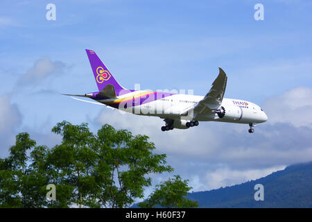 Chiang Mai, THAILAND - 25. Juli 2014: Boeing 787-800 Dreamliner HS-TQA des Thaiairway.First von 787 für Thaiairway. Stockfoto