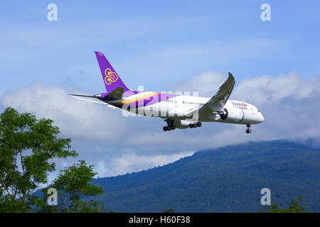 Chiang Mai, THAILAND - 25. Juli 2014: Boeing 787-800 Dreamliner HS-TQA des Thaiairway.First von 787 für Thaiairway. Stockfoto