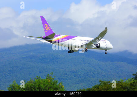 Chiang Mai, THAILAND - 25. Juli 2014: Boeing 787-800 Dreamliner HS-TQA des Thaiairway.First von 787 für Thaiairway. Stockfoto