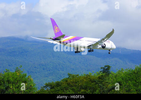 Chiang Mai, THAILAND - 25. Juli 2014: Boeing 787-800 Dreamliner HS-TQA des Thaiairway.First von 787 für Thaiairway. Stockfoto