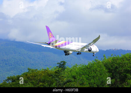 Chiang Mai, THAILAND - 25. Juli 2014: Boeing 787-800 Dreamliner HS-TQA des Thaiairway.First von 787 für Thaiairway. Stockfoto