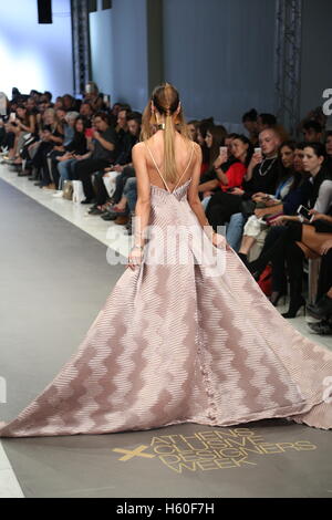 Athen, Griechenland. 21. Oktober 2016. Nassos Ntotsikas ist re-imagining Strickwaren, ein frisches Gesicht zu geben und seine natürliche Anpassungsfähigkeit zu maximieren. Inspiriert durch die unendlichen Möglichkeiten der Strickwaren, Nassos Ntotsikas Marke bietet eine raffinierte Kollektion hochwertig gestrickte Kleidung. Bildnachweis: Panagiotis Limperopoulos/Pacific Press/Alamy Live-Nachrichten Stockfoto