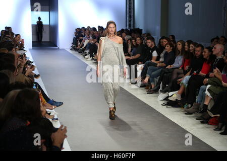Athen, Griechenland. 21. Oktober 2016. Nassos Ntotsikas ist re-imagining Strickwaren, ein frisches Gesicht zu geben und seine natürliche Anpassungsfähigkeit zu maximieren. Inspiriert durch die unendlichen Möglichkeiten der Strickwaren, Nassos Ntotsikas Marke bietet eine raffinierte Kollektion hochwertig gestrickte Kleidung. Bildnachweis: Panagiotis Limperopoulos/Pacific Press/Alamy Live-Nachrichten Stockfoto