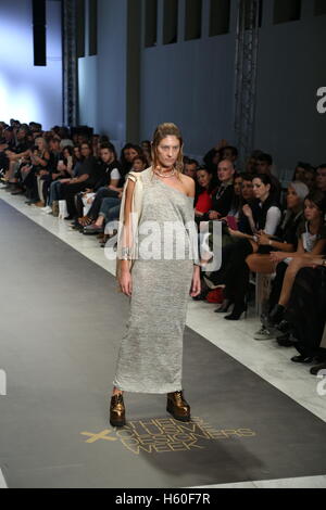 Athen, Griechenland. 21. Oktober 2016. Nassos Ntotsikas ist re-imagining Strickwaren, ein frisches Gesicht zu geben und seine natürliche Anpassungsfähigkeit zu maximieren. Inspiriert durch die unendlichen Möglichkeiten der Strickwaren, Nassos Ntotsikas Marke bietet eine raffinierte Kollektion hochwertig gestrickte Kleidung. Bildnachweis: Panagiotis Limperopoulos/Pacific Press/Alamy Live-Nachrichten Stockfoto