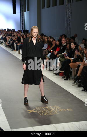 Athen, Griechenland. 21. Oktober 2016. Nassos Ntotsikas ist re-imagining Strickwaren, ein frisches Gesicht zu geben und seine natürliche Anpassungsfähigkeit zu maximieren. Inspiriert durch die unendlichen Möglichkeiten der Strickwaren, Nassos Ntotsikas Marke bietet eine raffinierte Kollektion hochwertig gestrickte Kleidung. Bildnachweis: Panagiotis Limperopoulos/Pacific Press/Alamy Live-Nachrichten Stockfoto