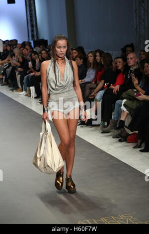 Athen, Griechenland. 21. Oktober 2016. Nassos Ntotsikas ist re-imagining Strickwaren, ein frisches Gesicht zu geben und seine natürliche Anpassungsfähigkeit zu maximieren. Inspiriert durch die unendlichen Möglichkeiten der Strickwaren, Nassos Ntotsikas Marke bietet eine raffinierte Kollektion hochwertig gestrickte Kleidung. Bildnachweis: Panagiotis Limperopoulos/Pacific Press/Alamy Live-Nachrichten Stockfoto