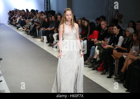 Athen, Griechenland. 21. Oktober 2016. Nassos Ntotsikas ist re-imagining Strickwaren, ein frisches Gesicht zu geben und seine natürliche Anpassungsfähigkeit zu maximieren. Inspiriert durch die unendlichen Möglichkeiten der Strickwaren, Nassos Ntotsikas Marke bietet eine raffinierte Kollektion hochwertig gestrickte Kleidung. Bildnachweis: Panagiotis Limperopoulos/Pacific Press/Alamy Live-Nachrichten Stockfoto