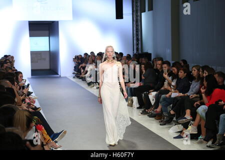 Athen, Griechenland. 21. Oktober 2016. Nassos Ntotsikas ist re-imagining Strickwaren, ein frisches Gesicht zu geben und seine natürliche Anpassungsfähigkeit zu maximieren. Inspiriert durch die unendlichen Möglichkeiten der Strickwaren, Nassos Ntotsikas Marke bietet eine raffinierte Kollektion hochwertig gestrickte Kleidung. Bildnachweis: Panagiotis Limperopoulos/Pacific Press/Alamy Live-Nachrichten Stockfoto