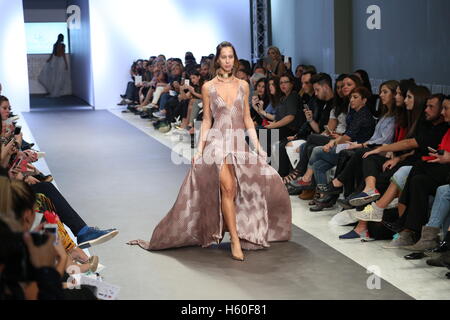 Athen, Griechenland. 21. Oktober 2016. Nassos Ntotsikas ist re-imagining Strickwaren, ein frisches Gesicht zu geben und seine natürliche Anpassungsfähigkeit zu maximieren. Inspiriert durch die unendlichen Möglichkeiten der Strickwaren, Nassos Ntotsikas Marke bietet eine raffinierte Kollektion hochwertig gestrickte Kleidung. Bildnachweis: Panagiotis Limperopoulos/Pacific Press/Alamy Live-Nachrichten Stockfoto