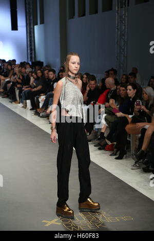 Athen, Griechenland. 21. Oktober 2016. Nassos Ntotsikas ist re-imagining Strickwaren, ein frisches Gesicht zu geben und seine natürliche Anpassungsfähigkeit zu maximieren. Inspiriert durch die unendlichen Möglichkeiten der Strickwaren, Nassos Ntotsikas Marke bietet eine raffinierte Kollektion hochwertig gestrickte Kleidung. Bildnachweis: Panagiotis Limperopoulos/Pacific Press/Alamy Live-Nachrichten Stockfoto