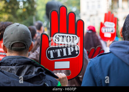 Aktivisten halten roten Handzeichen "TTIP stoppen", während einer Demonstration gegen Freihandel Vereinbarungen TTIP, CETA und TISA betwee Stockfoto