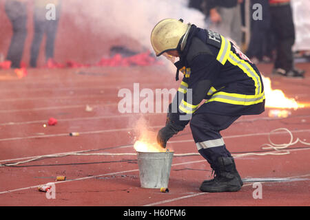 Sofia, Bulgarien - 15. Oktober 2016: Feuerwehrmann Fußball-Fans Feuer Fackeln während eines Spiels zwischen Bulgarien setzt Stockfoto