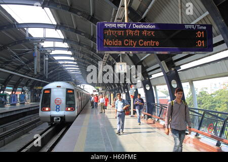 Janakpuri West Bahnhof, Metro Delhi, Indien, indischer Subkontinent, Südasien Stockfoto