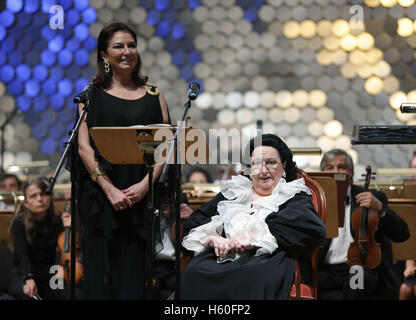 Sofia, Bulgarien - 10. Oktober 2016: Montserrat Caballé singt mit ihrer Tochter Marti Caballe und das Orchester während eines Konzerts Stockfoto