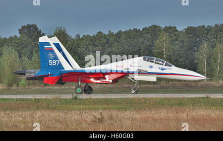 Kiew, Ukraine - 28. September 2010: Sukhoi Su-30LL-Kampfflugzeugs in den Farben der russischen Flagge ist entlang der Piste nach Rollen Stockfoto