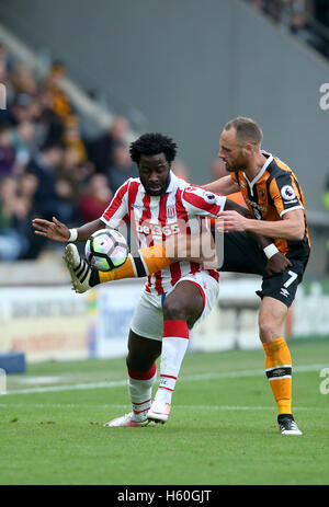 Schüren Sie Stadt Wilfried Bony (links) und Hull City David Meyler Kampf um den Ball in die Premier League-Spiel im Stadion KCOM, Rumpf. Stockfoto