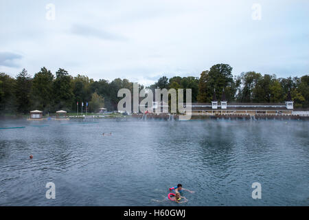 Heilende See Heviz, Ungarn. Herbst. Menschen schwimmen im Thermalwasser des Sees. Es gibt Thermalquellen. Stockfoto