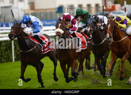 Soie D'Leau geritten von Tony Hamilton (Mitte) schlägt Tithonus geritten von Killian Leonard (links), um die sunbets.co.uk Top Preis Templegate Tipps Handicap Stakes tagsüber Racing Post Trophy in Doncaster Racecourse gewinnen. Stockfoto