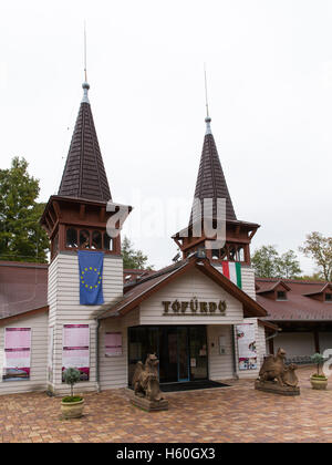 Zugang zum Spa-Center. Heilende See Heviz, Ungarn. Es gibt Thermalquellen. Stockfoto