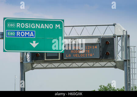 Autobahn von Rosignano Solvay nach Livorno, Livorno, Italien, Rom Indikation Stockfoto