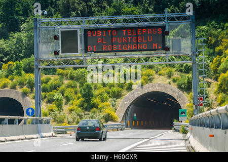 Autobahn von Rosignano Solvay nach Livorno, Livorno, Italien, tunnel Stockfoto