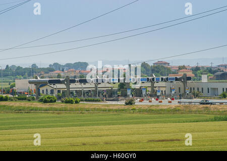 Autobahn von Rosignano Solvay nach Livorno, Livorno, Italien, Ausfahrt für die Zahlung von Steuern Stockfoto