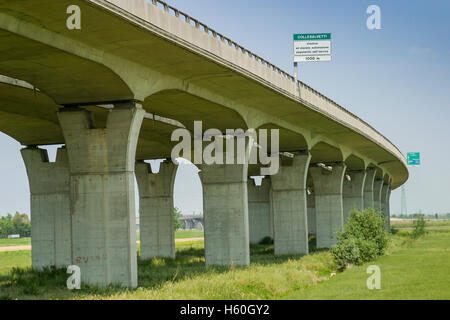 Autobahn von Rosignano Solvay nach Livorno, Livorno, Italien, Brücke über das Tal Stockfoto