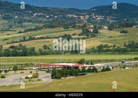 Autobahn von Rosignano Solvay nach Livorno, Livorno, Italien, Tankstelle Stockfoto