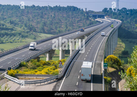 Autobahn von Rosignano Solvay nach Livorno, Livorno, Italien, Brücke über das Tal Stockfoto