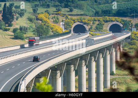 Autobahn von Rosignano Solvay nach Livorno, Livorno, Italien, Brücke über das Tal Stockfoto