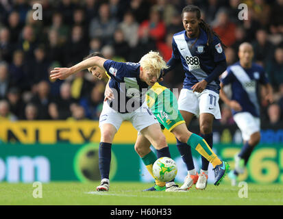 Norwich City Wes Hoolahan und Preston North End Ben Pringle (vorne) Kampf um den Ball während der Himmel Bet Championship match bei Carrow Road, Norwich. Stockfoto