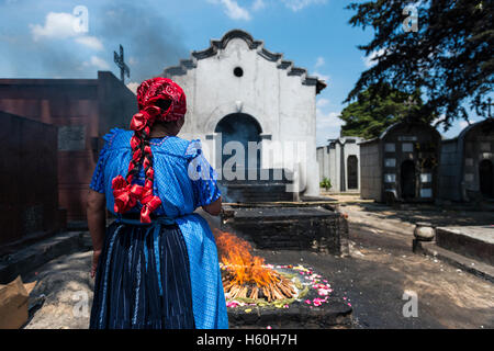 Chichicastenango, Guatemala - 24. April 2014: Maya-Frau, die Durchführung eines traditionellen Maya-Rituals in Chichicastenango Stockfoto