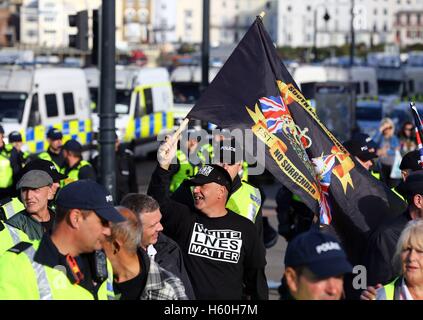 Paul Pitts (Mitte) der rechtsextremen Gruppe Süd-Ost-Allianz beteiligt sich an einem weißen lebt Substanz Marsch in Margate, Kent. Stockfoto