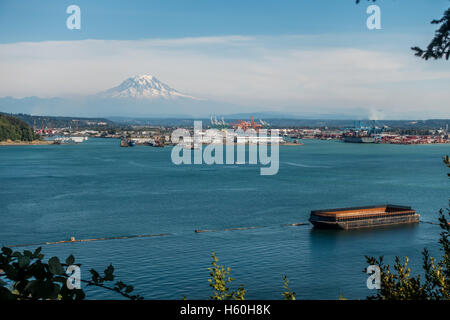 Majestätischen Mount Rainier erhebt sich über dem Port of Tacoma. Stockfoto
