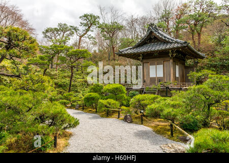 Kyoto-Japan Zen Garten mit Shinto Schrein Stockfoto