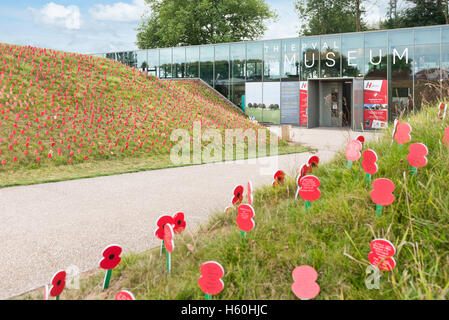 Thiepval-Denkmal Besucherzentrum & Museum an der Somme, Frankreich. Zeigt den Eingang & hölzerne Erinnerung Mohn Stockfoto