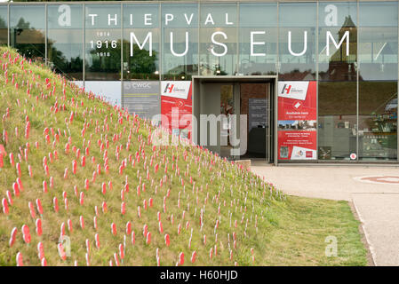 Thiepval-Denkmal Besucherzentrum & Museum an der Somme, Frankreich. Zeigt den Eingang & hölzerne Erinnerung Mohn Stockfoto