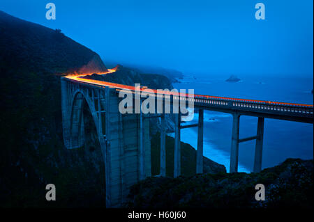 Auto-Lighttrails in der Abenddämmerung auf Bixby Creek Bridge Stockfoto