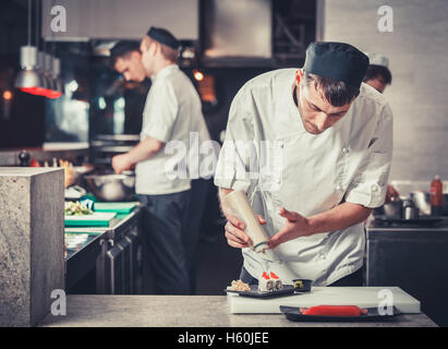 Sushi Zubereitung in der Küche Stockfoto