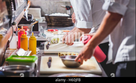 männliche Köche, die Zubereitung von sushi Stockfoto