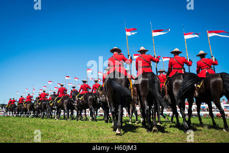 Gruppe von RCMP Mounties während einer musikalischen Fahrt Zeremonie in Minto, Ontario, Kanada Stockfoto