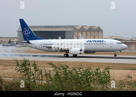 Futura International Airways Boeing 737-85F [EG-waren] Landebahn 14. Stockfoto