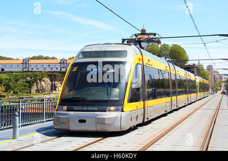 PORTO, PORTUGAL - 21. Juni 2013: Metro Stadtbahn Zug auf den Dom Luiz Brücke Stockfoto