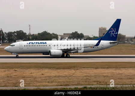 Futura International Airways Boeing 737-85F [EG-waren] Eingabe Piste 14 für Take off. Stockfoto