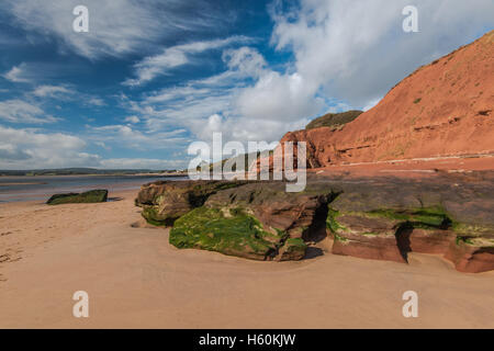 Rote Klippen am Strand in Exmouth, England mit perfekten blauen Himmel Stockfoto