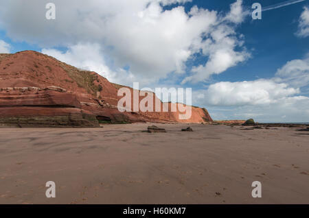 Rote Felsen am Strand von Exmouth bei Ebbe. Jurassic Erbe-Küste in Großbritannien. Stockfoto