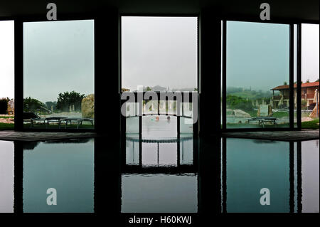 Das Thermalhallenbad des Adler Hotels mit Blick auf die atemberaubende Landschaft der Val d ' Orcia Stockfoto