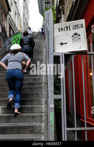 Eine handgemachten Zeichen mit der Wegbeschreibung zum Sacre Coeur entlang einige Schritte im Stadtteil Montmartre in Paris, Frankreich Stockfoto