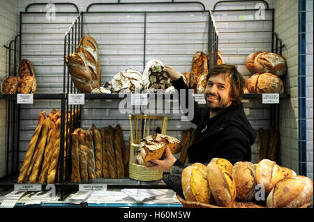 Französischer Bäcker und Konditor Gontran Cherrier in seiner Bäckerei in der Rue Caulaincourt in Paris, Frankreich Stockfoto