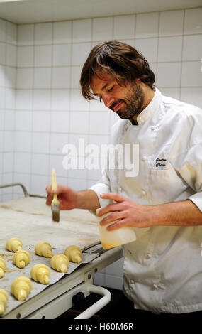 Gontran Cherrier bei der Arbeit im Labor von seiner Bäckerei in Montmartre, Paris. Stockfoto